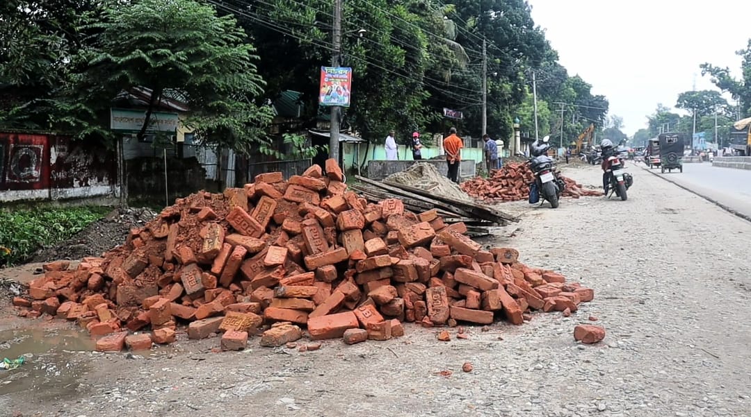 ৫০ কোটি টাকার চার লেন প্রকল্পে ড্রেন নির্মাণে নিম্নমানের ইট ব্যবহারের অভিযোগ